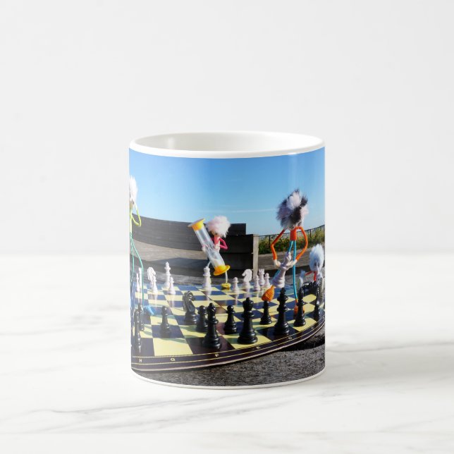 Taza De Café Fubby die schaakspel spelen. (Centro)