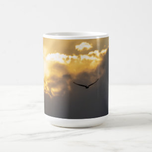 Taza De Café Fuera Del Águila Calva Del Sol