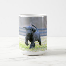 Taza De Café Funcionamiento negro del perrito del laboratorio
