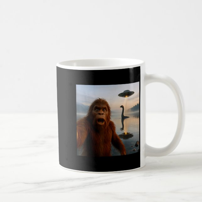 Taza De Café Funny Bigfoot Selfie With Loch Ness Monster And Uf (Derecha)