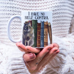 Taza De Café Funny Book Lover Cita Cats Cats Bookworlname<br><div class="desc">Funny diseño de amante de los libros con pilas de libros pintados con acuarela y gatitos bonitos con una cita de personalizable "No tengo control de estantes" y un nombre para un regalo personalizado para tus amigos amantes de los libros y familiares o miembros del club de lectura.</div>
