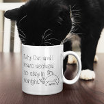 Taza De Café Funny Cat Aovers Nombre de la cita<br><div class="desc">Un diseño divertido para los amantes del gato con la excusa humorística relacionada con el felino, Mi gato y yo hemos decidido quedarme esta noche, con tipografía negra informal y un lindo dibujo de una línea de un gato con motivos cardíacos. ¡También le haría un gran regalo a sus amigos...</div>