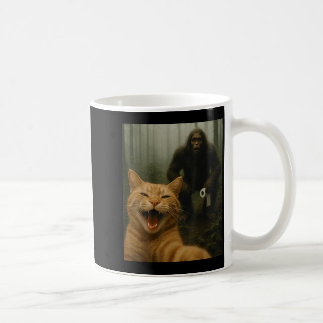 Taza De Café Funny Cat Surprised Happy Selfie With Bigfoot Sasq (Derecha)