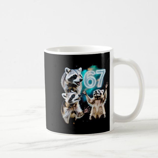 Taza De Café Funny Chaotic Raccoon Howling At 67 Cosmic Six Sev (Derecha)