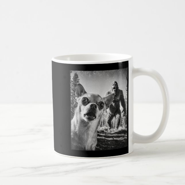 Taza De Café Funny Chihuahua Selfie With Bigfoot Sasquatch Cryp (Derecha)
