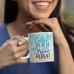 Taza De Café Funny Coffee Beach Wine Repetir Purpurina Personal<br><div class="desc">Esta divertida taza de café de verano muestra la imagen de texto "Coffee Beach Wine Repeat" en un purpurina oscuro azul sobre un fondo acuático de playa. Agregue su nombre a lo largo del costado para personalizar,  o elimine el nombre para obtener un aspecto limpio.</div>