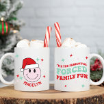 Taza De Café Funny Familia forzada Funny Happy Face Personaliza<br><div class="desc">¡Este divertido y feliz rostro de Santa es el regalo perfecto para las vacaciones! Se personaliza con tu nombre y cuenta con una cara rosa feliz con un sombrero Santa y detalles lindos de starburst por un lado y el texto 'es temporada para diversión forzada de la familia en un...</div>