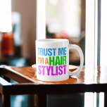 Taza De Café Funny Hair Stylist<br><div class="desc">Un regalo gracioso para un esteticista que acaba de graduarse de la escuela de cosmetología y se corta el pelo en un salón. Un poco de humor estilista. Créeme, soy un Hair Stylist escrito en colores alegres y brillantes de neón. Estilo Guay 80.</div>