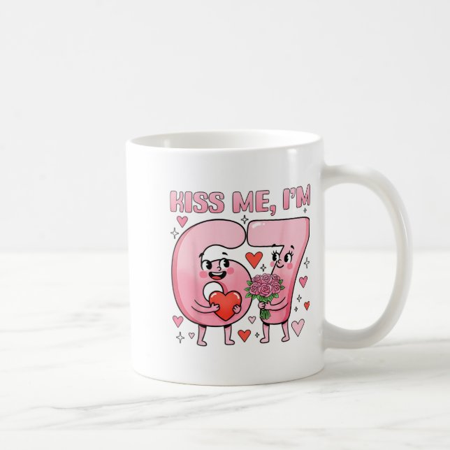 Taza De Café Funny Kiss Me I'm 67 Cute Valentine's Day Couples  (Derecha)