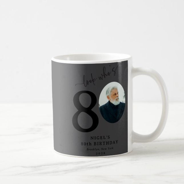 Taza De Café Funny Look Whos 80 Stylish 80th Birthday  (Derecha)