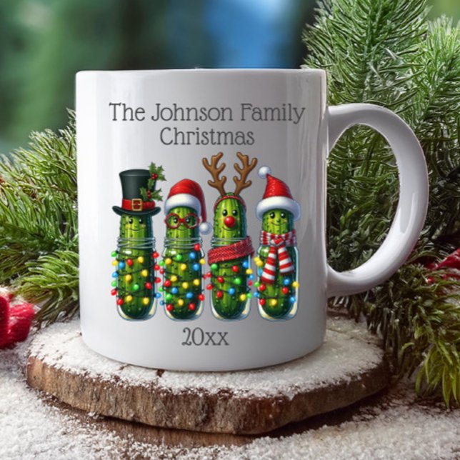 Taza De Café Funny Navidades Pickles Family Name (Funny Christmas pickles family name and date mug for the holidays)