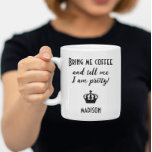 Taza De Café Funny Personalizado<br><div class="desc">Una elegante y divertida taza de papel con un diseño moderno y la encantadora inscripción: "Tráeme un café y dime que soy bonito". Este vaso es fácilmente un personalizable con un nombre, marca o información adicional, lo que lo hace una elección ideal para toda la ocasión con sentido del humor...</div>