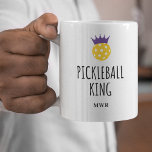 Taza De Café Funny Pickleball King, Personalizado Monograma Nom<br><div class="desc">Todos tenemos a esos amigos del pickleball que son rey de la cancha - siempre ganando y por encima de su juego. Bueno, este es el regalo perfecto para ellos/él. El diseño presenta un pickleball con una corona morada y texto que dice "pickleball king" Añadir su monograma, nombre o texto...</div>