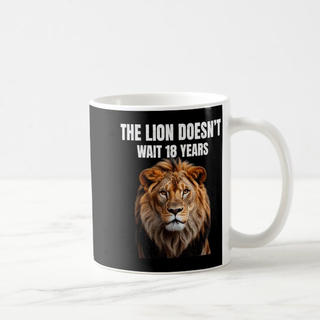 Taza De Café Funny Quotes The Lion Doesn't Wait 18 Years Men  (Derecha)