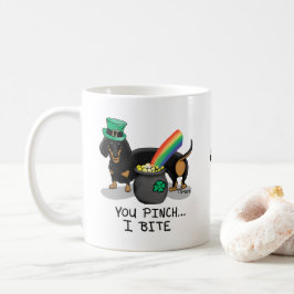 Taza De Café Funny St. Patrick's Day Dachshund (negro y broncea