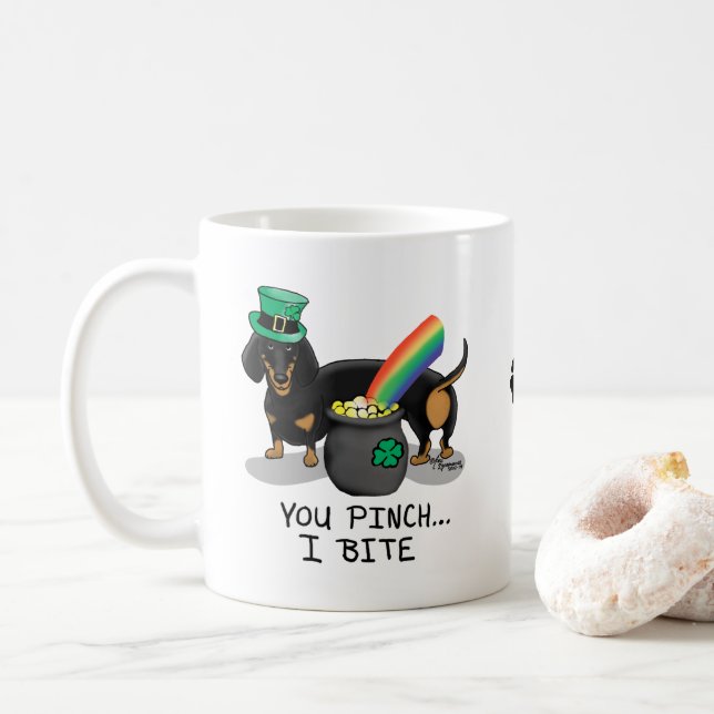 Taza De Café Funny St. Patrick's Day Dachshund (negro y broncea (Con donut)