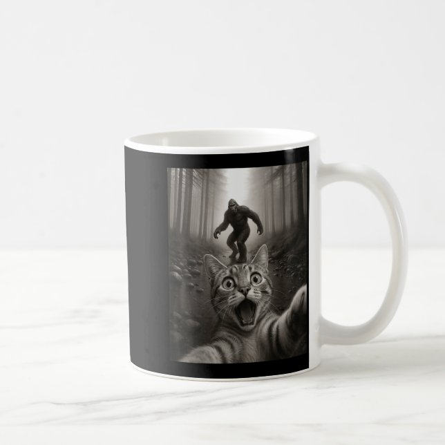 Taza De Café Funny Surprised Ed Cat Selfie With Bigfoot Sasquat (Derecha)