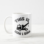 Taza De Café Funny Tow Truck Driver Así es como hago rodar<br><div class="desc">Este gracioso regalo para un conductor de remolque tiene un naufragio dentro de la hilarante frase This is How I Roll. Una buena referencia cultural pop para un conductor a quien le gusta el humor moderno. Silencio para los conductores de la empresa.</div>