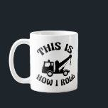 Taza De Café Funny Tow Truck Driver Así es como hago rodar<br><div class="desc">Este gracioso regalo para un conductor de remolque tiene un naufragio dentro de la hilarante frase This is How I Roll. Una buena referencia cultural pop para un conductor a quien le gusta el humor moderno. Silencio para los conductores de la empresa.</div>