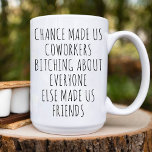 Taza De Café Funny Work bestie / Office Coworker Mejor Amigo<br><div class="desc">Esta taza de café presenta un divertido diseño de texto...  ... Chance nos hizo a los obreros que nos hacían amigos de todos los demás. La mejor taza graciosa para Coworker bestie.</div>