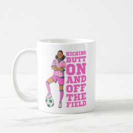 TAZA DE CAFÉ FÚTBOL FÚTBOL DE LAS MUJERES QUE CAMINA EN EL CAMP