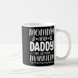 Taza De Café Futura Novia Y Novio Mamá Y Papá Se Están Casando