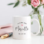 Taza De Café Futura Sra. Nombre Personalizado en Escritura Negr<br><div class="desc">La taza de café personalizada para la novia "Futura Sra." presenta texto moderno en escritura negra que se puede personalizar con el apellido de casada de la novia y la fecha de la boda. Incluye un lindo acento de corazón rosa. ¡Hace un regalo perfecto para la novia recién comprometida!</div>