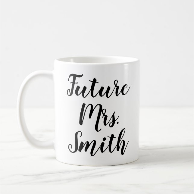 Taza De Café futura Sra. (Nombre)| Trendy Engagement Coffee Mug (Izquierda)