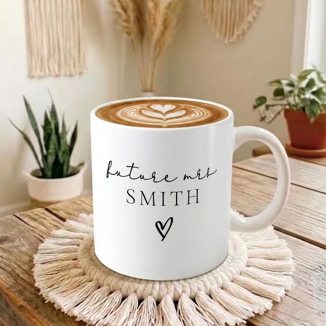 Taza De Café Futuro Elegante Script Sra. Apellido de Casada Bod (Elegant Minimalist Future Mrs Bridal Mug Gift | Engagement Mug Gift Future Mrs Custom Name)