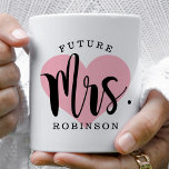 Taza De Café Futuro Monograma de boda personalizada de la Sra.<br><div class="desc">La taquilla de café personalizada para el futuro Mrs. presenta un guión negro moderno con el texto de apellido del personalizado y una imagen de fondo del corazón rosa bonito.</div>