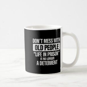Taza De Café Gag de Ancianos No Jodas con Ancianos Cárcel