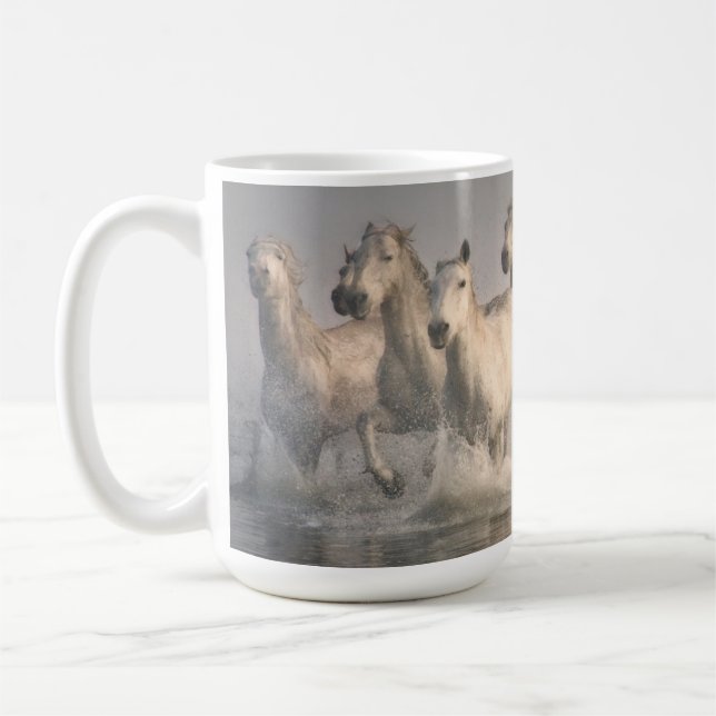 Taza De Café Gallopaje de caballos en el agua del Mediterráneo (Izquierda)