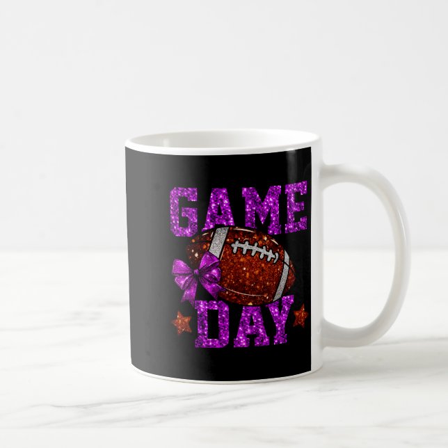 Taza De Café Game Day Football Season Football Mama Purple Bow  (Derecha)