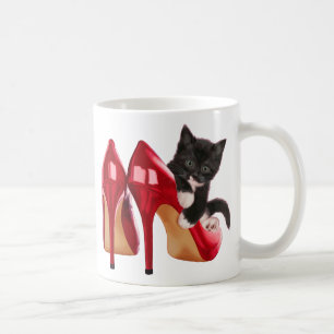 Taza De Café Gatito blanco y negro en zapato rojo