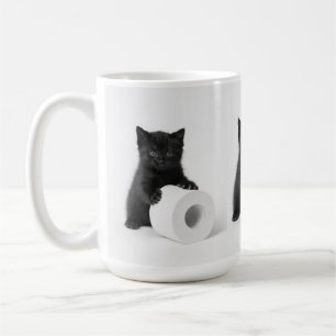 Taza De Café Gatito negro bebé protegiendo rollo de papel higié