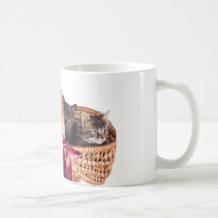 Taza De Café gatitos en una cesta de mimbre