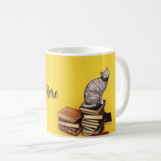 Taza De Café Gato británico en una pila de libros que sirven a 