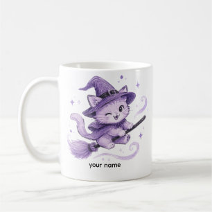 Taza De Café Gato bruja púrpura lindo en escoba de Halloween