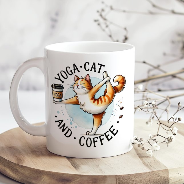 Taza De Café Gato de "Yoga y café" gracioso gato Lover ("Yoga Cat and Coffee" Funny Cat Lover's Coffee Mug on a boho kitchen table with tiny flowers)