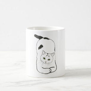 Taza De Café Gato divertido de yoga estirándose en blanco y neg