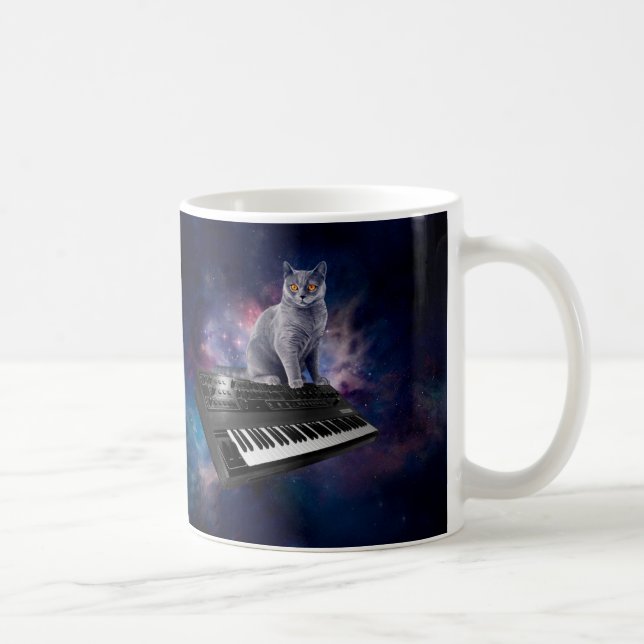 Taza De Café Gato en el sintetizador en el espacio (Derecha)