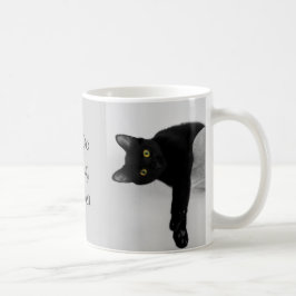 Taza De Café Gato negro relajándose en el sofá