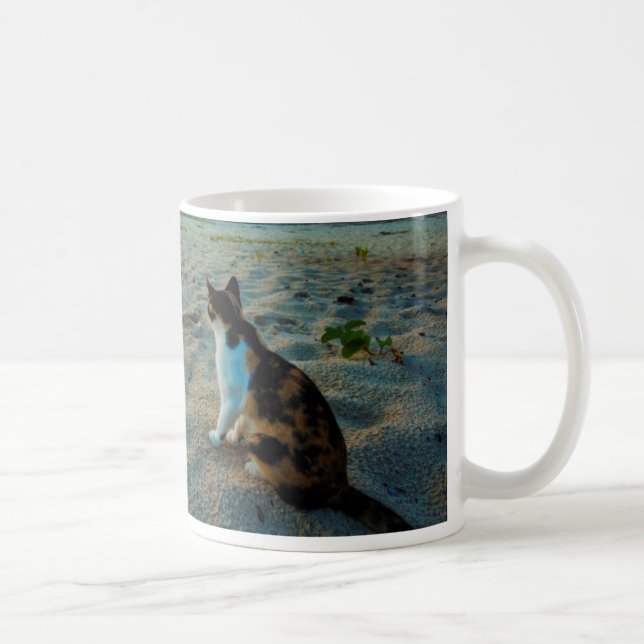Taza De Café Gato que se sienta en una playa (Derecha)
