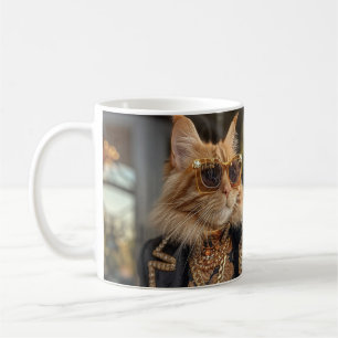 Taza De Café Gato rico parado frente a una mansión
