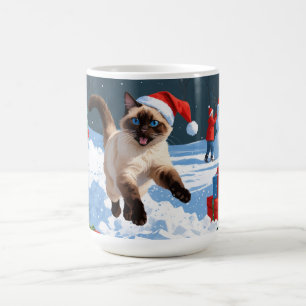 Taza De Café Gato siamés corriendo en la nieve con sombrero de 