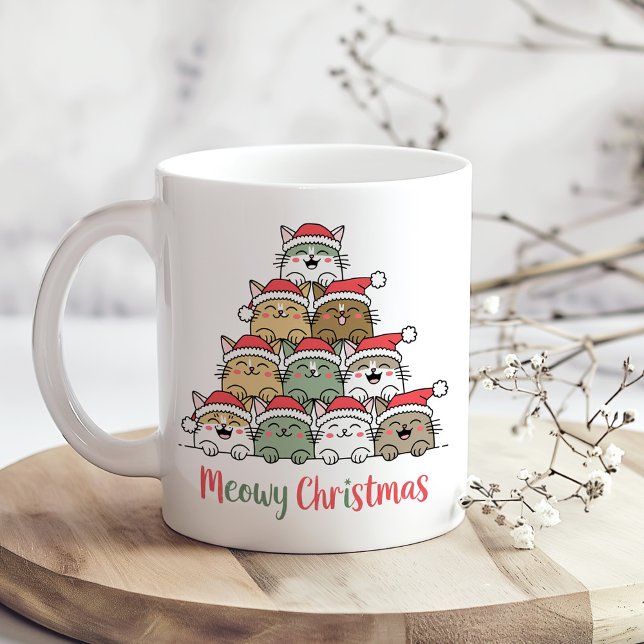 Taza De Café Gatos Divertidos Apilados Árbol de Navidad Meowy (Funny Stacked Cats Meowy Christmas Tree Coffee Mug on wooden kitchen table)