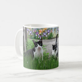 Taza De Café Gatos jugando en un jardín de flores