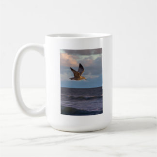 Taza De Café Gaviota en la puesta del sol