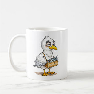 Taza De Café Gaviota llevando caja de pescado en la costa
