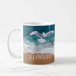 Taza De Café Gaviota sobre la costa del mar